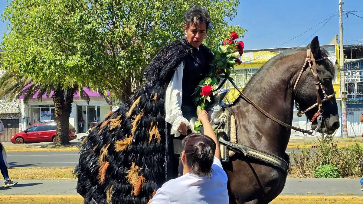 Lanzan rosas por la paz en Nezahualcóyotl