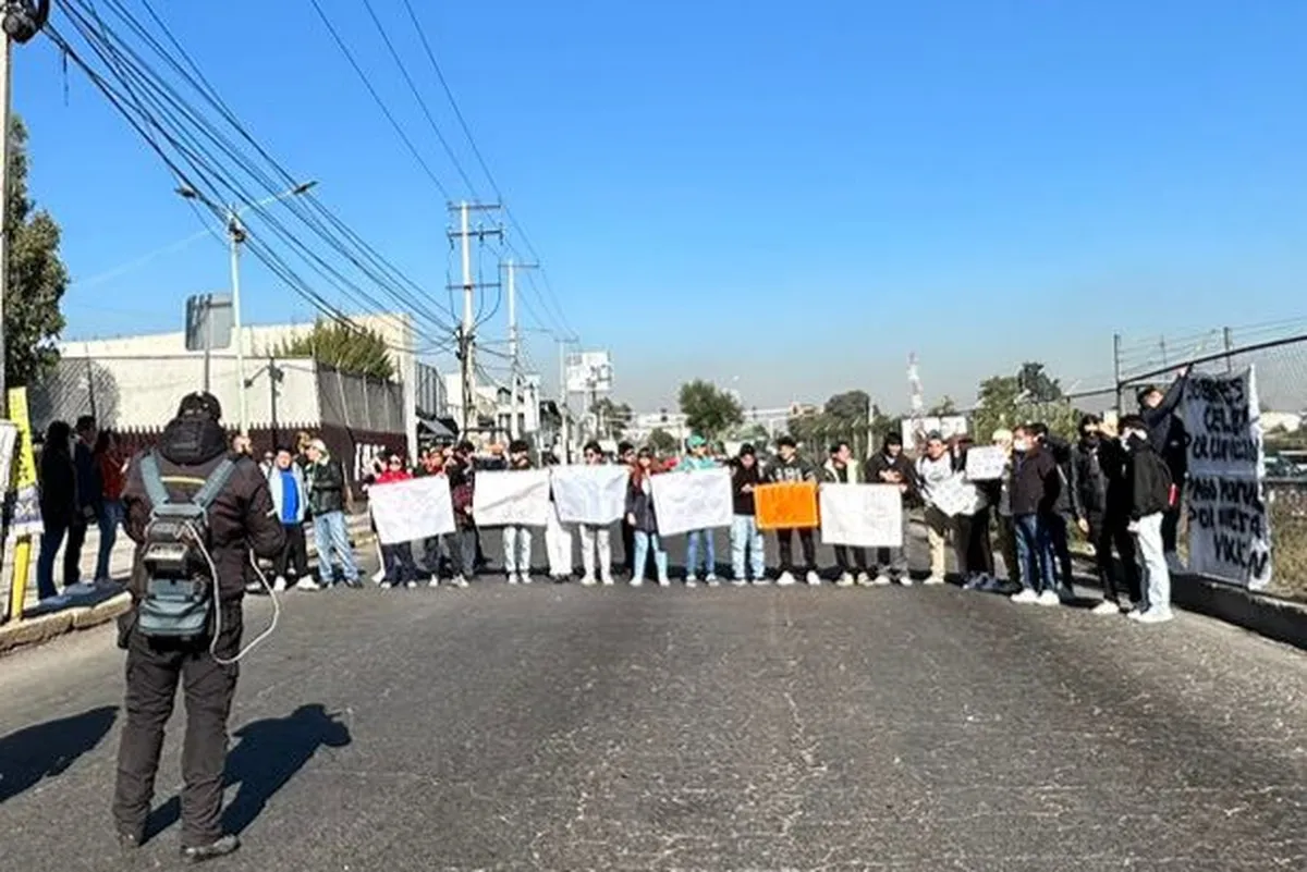 Ecatepec: Profesores de la Voca 3 bloquean la Avenida Central por falta de nómina