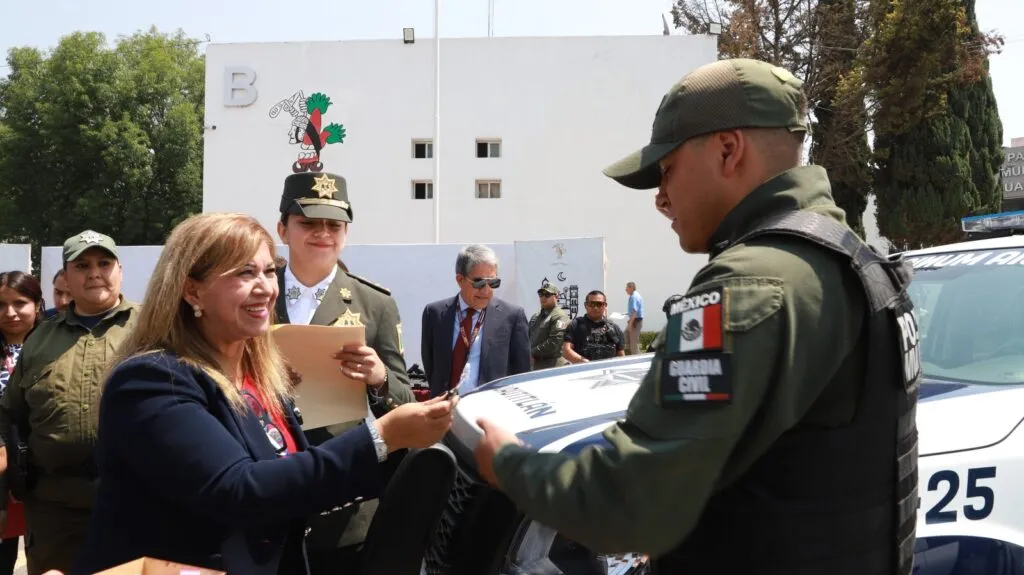 Juanita Carrillo entrega patrullas y armamento a la Guardia Civil de Cuautitlán