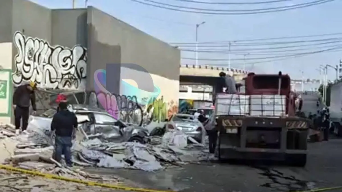 Vuelca tráiler con azulejos en Izcalli; impacta a varios autos