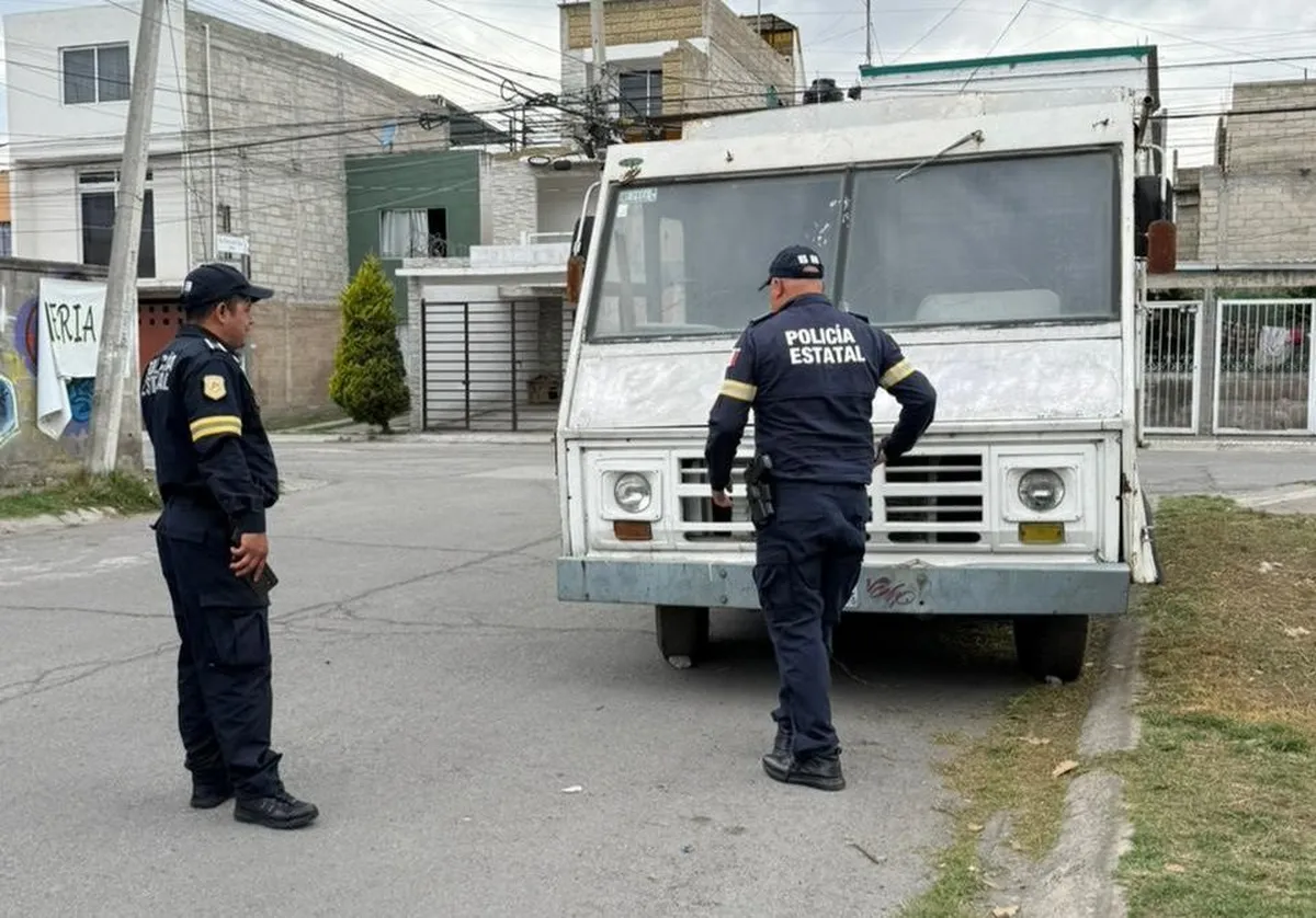 Retiran vehículos abandonados en San Antonio la Isla