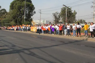 Mujeres exigen un alto a la violencia con cadena humana en carretera México Texcoco