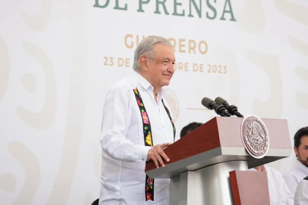 En la primera mañanera realizada en el Puerto de Acapulco, tras el paso del meteoro, se comunicó las acciones de reconstrucción y atención a la población damnificada en los Acapulco y Coyuca de Benítez. Foto: Presidencia