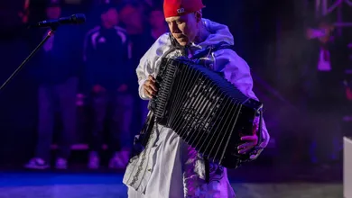 La explanada del Mercado Juárez se convirtió en escenario de una multitudinaria noche de rap; jóvenes y familias asistieron al concierto del artista mexicano.