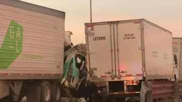 Choque entre tráilers complica circulación en la autopista México-Querétaro, rumbo a CDMX [VIDEO]