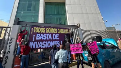 Todos se mantienen en el exterior de esta cárcel mexiquense y no se moverán del lugar, hasta que concluya la audiencia.