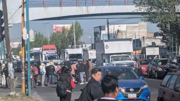 Manifestantes realizan bloqueo en Boulevard Aeropuerto Toluca