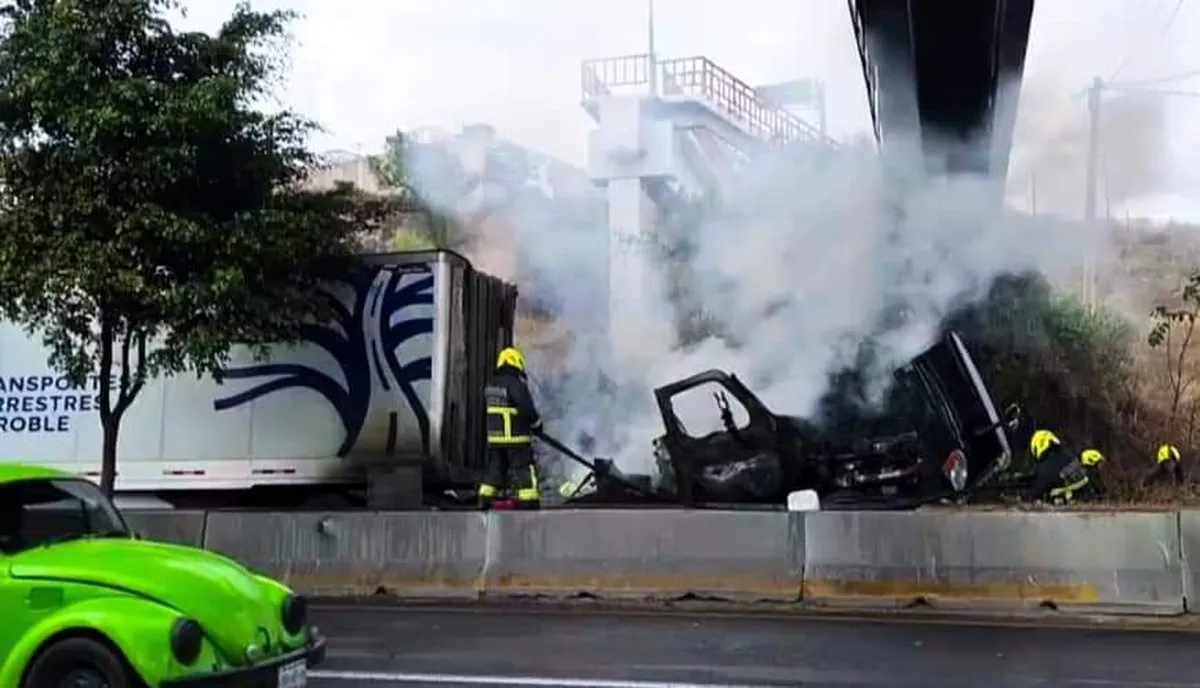 México-Querétaro: Trailer se quemó en plena autopista