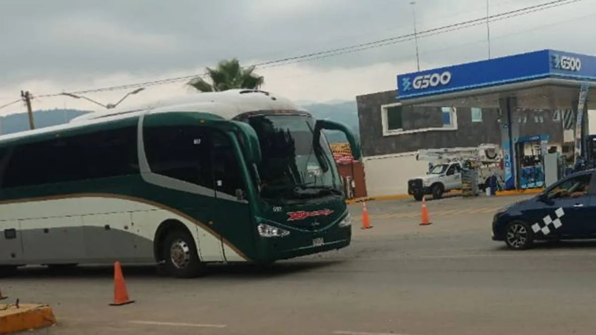“Secuestran” estudiantes de Tenería 13 operadores de autobuses con sus unidades