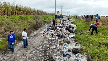 Limpian camino de Santa Juana Segunda Sección tras acumulación de basura.
