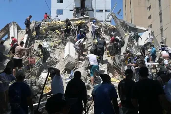 El sismo provocó el colapso de 86 edificios, daños en miles de viviendas y escuelas, afectaciones a carreteras y siete aeropuertos fuera de servicio. Chocó, Cali y Pereira se encuentran entre las zonas más afectadas.