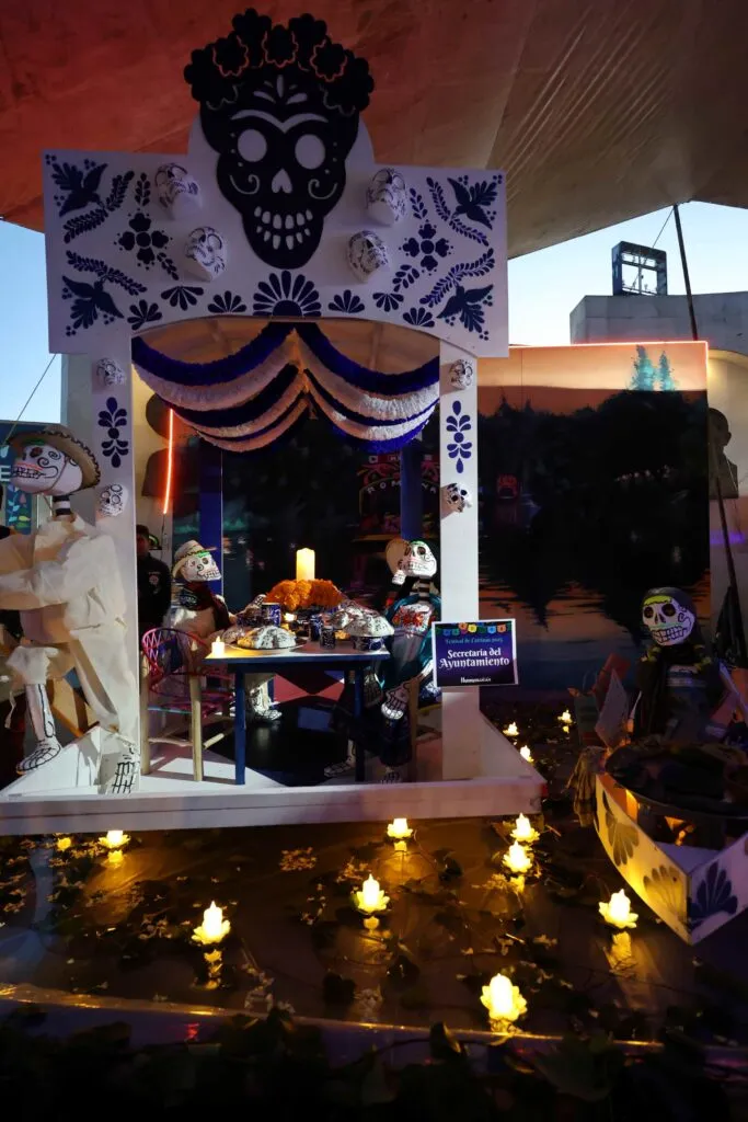 Conserva Huixquilucan tradiciones con exhibición de ofrendas de Día de Muertos