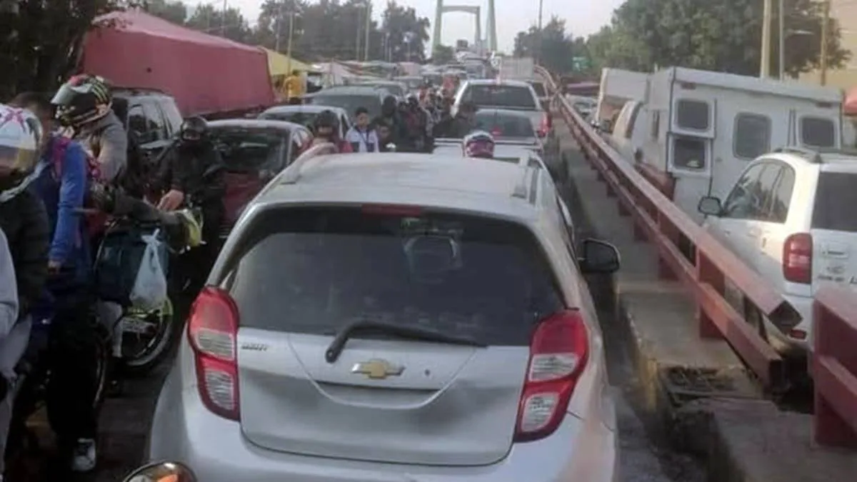 Colapsa circulación en puentes de Calzada Zaragoza