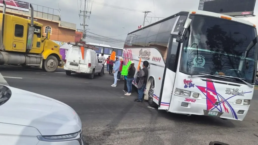 Bloqueo en la Texcoco-Lechería es por conflicto de límites territoriales. Esto sabemos
