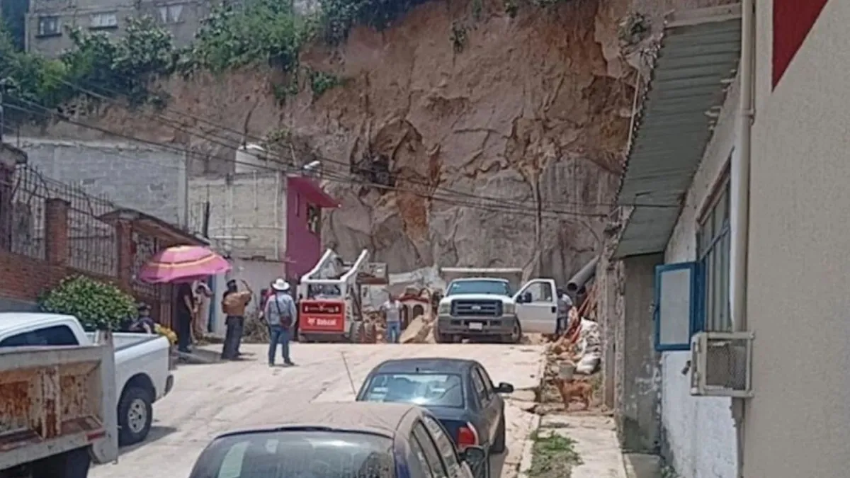 Evalúan riesgo por derrumbe en Naucalpan; al menos 4 casas al filo de la pendiente