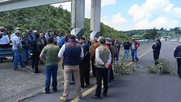 Habitantes realizan bloqueo en la Toluca-Ixtapan