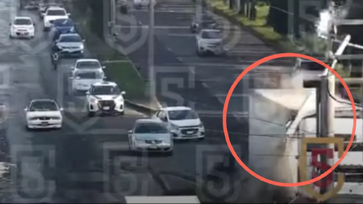 Tráiler derriba poste y  provoca tránsito lento en Blvd. Aeropuerto en Toluca [VIDEO]