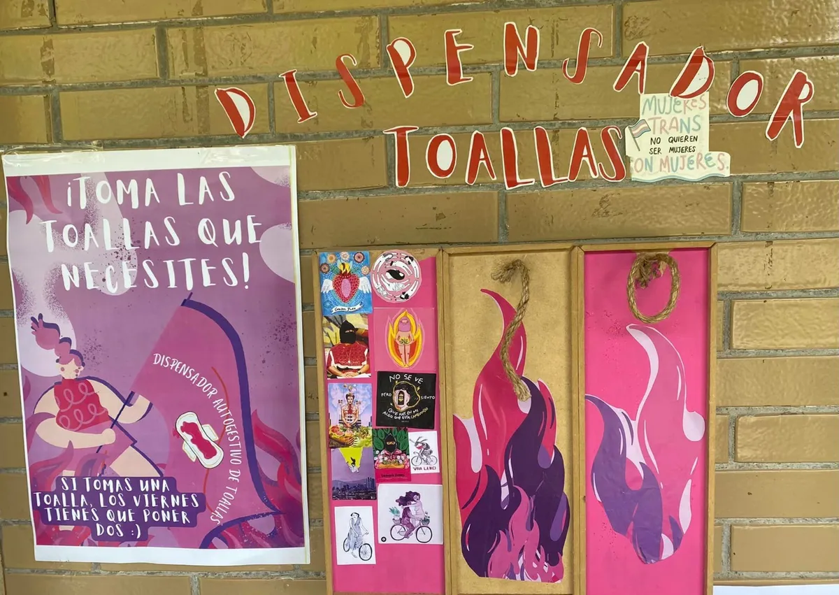 Estudiantes mexiquenses instalan dispensador de toallas sanitarias gratuito