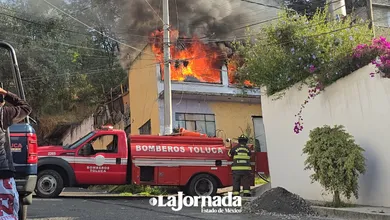 Fuego en casa habitación moviliza a cuerpos de emergencia.