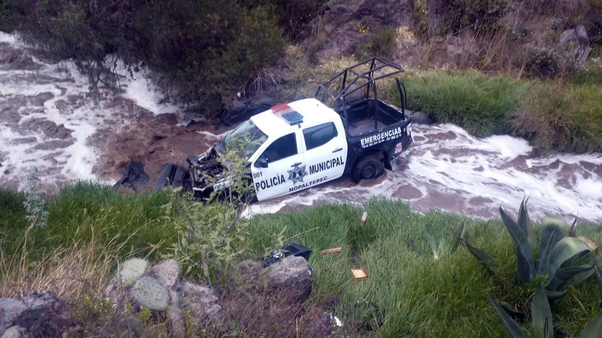 Patrulla de Nopaltepec cae a río de aguas negras