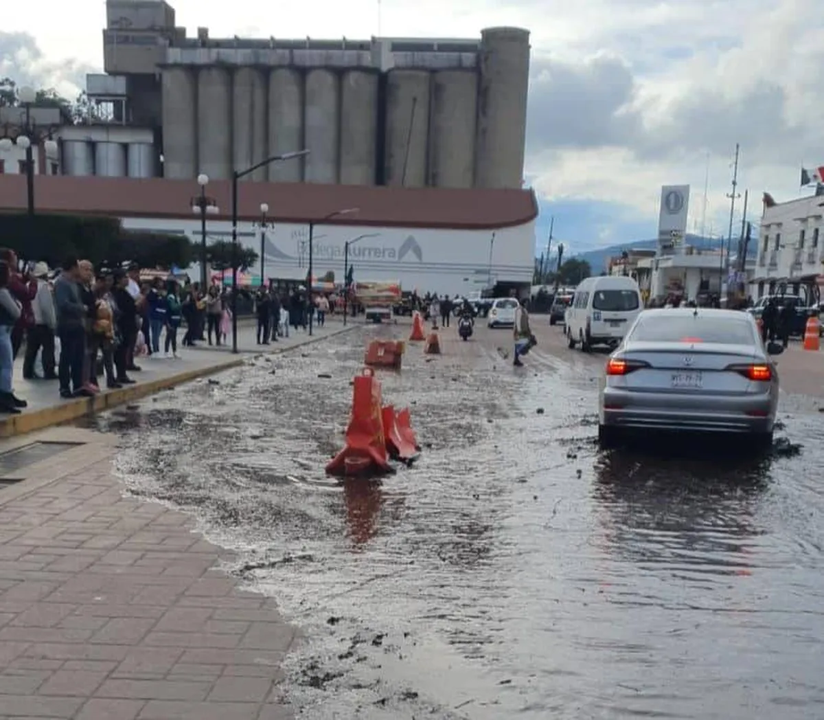 Atienden desbordamiento del Río Alcalica en Amecameca