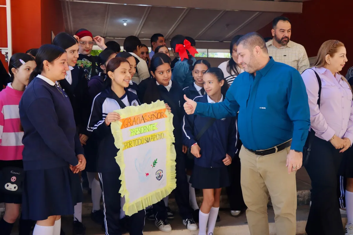 José Paz López entrega mobiliario a secundaria de Badiraguato; reitera su compromiso con la educación