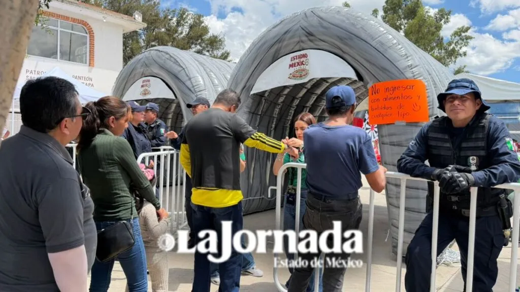 Ambiente futbolero se enciende en Teotihuacán con pantalla gigante