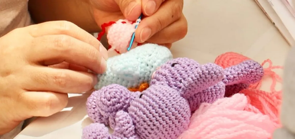 Más de 259 reclusas de 7 penales trabajan en una empresa fabricando muñecos estambre