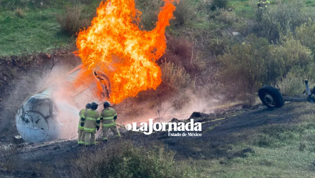 Volcadura de pipa provoca explosión e incendio en la Calpulalpan-Texcoco