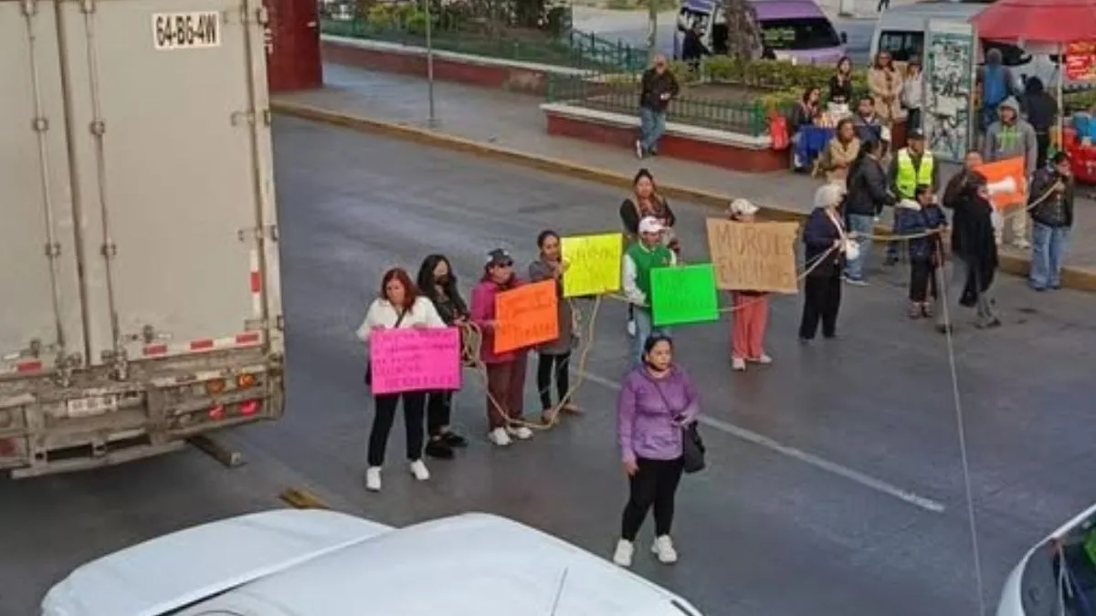 Manifestantes bloquean la López Portillo en Tultitlán hoy 26 de marzo