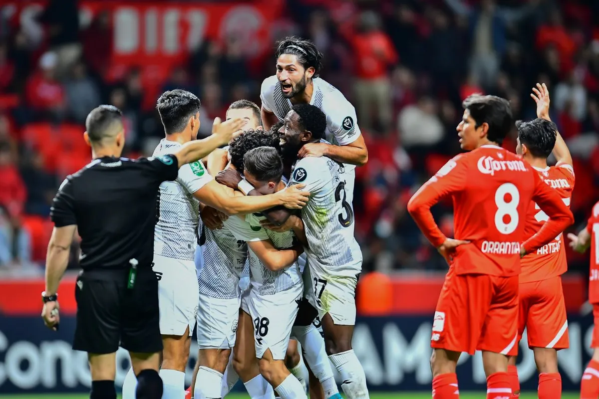 Foto de jugadores de Toluca y Herediano.