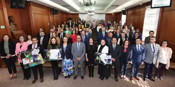 UAEMéx reconoce labor del personal administrativo, entrega de implementos
