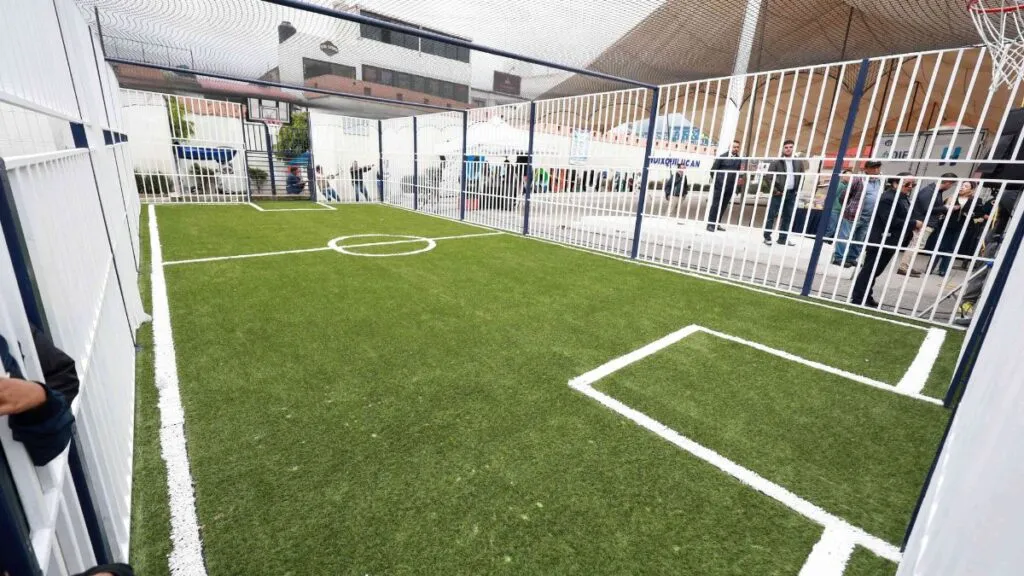 Huixquilucan entrega rehabilitación de cancha de futbol y juegos infantiles de la explanada municipal