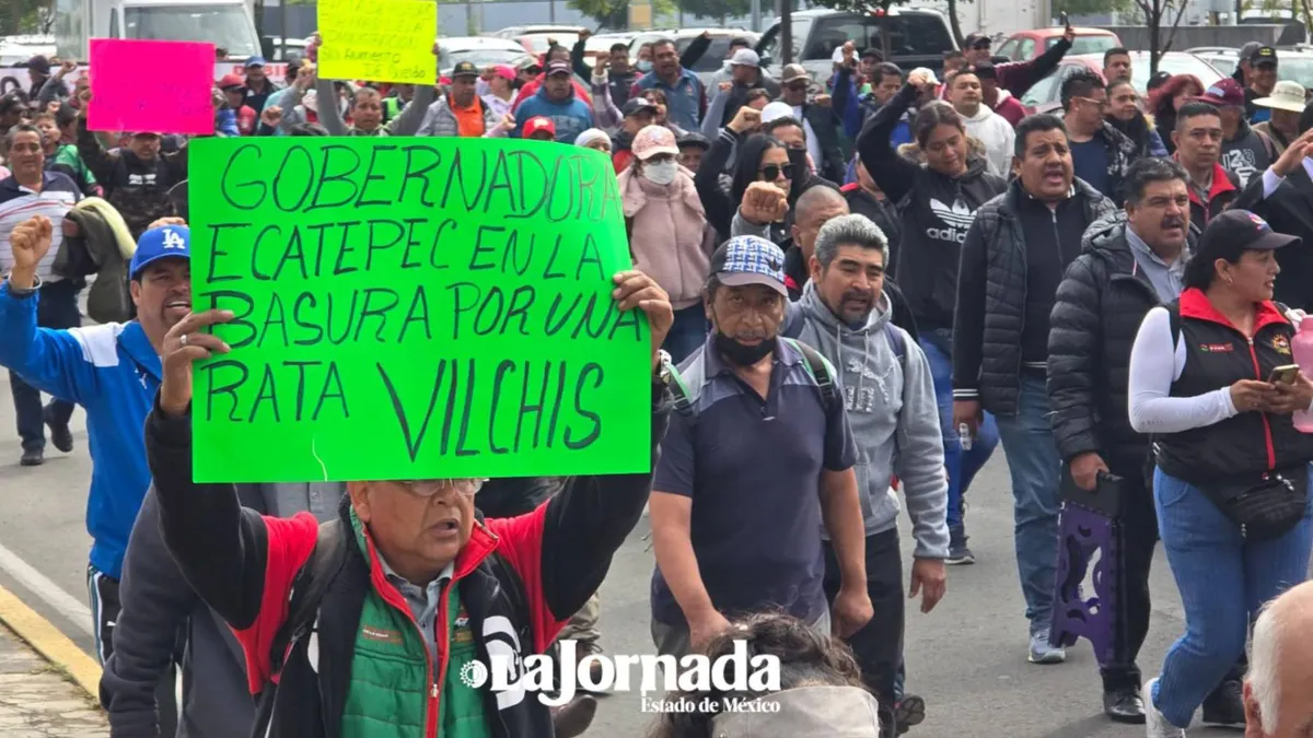 Trabajadores sindicalizados del ayuntamiento de Ecatepec marchan en Toluca