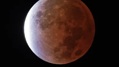 Este tipo de eclipse ocurre cuando la Tierra se interpone entre el Sol y la Luna.
