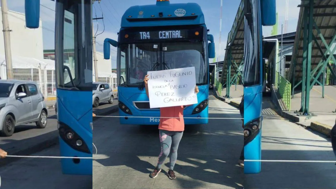 Ecatepec: Realizan bloqueo en Avenida Central para destituir a director escolar
