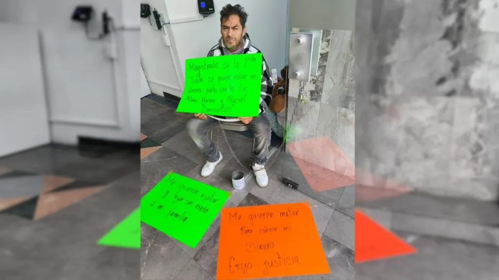 Policía de Tlalnepantla se encadena en el TRIJAEM; exige justicia