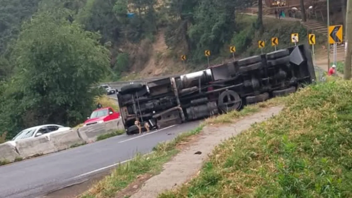 Tractocamión se accidenta y obstruye la México-Toluca