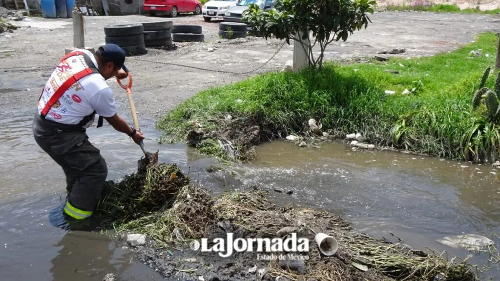 Habitantes de La Constitución y San Blas colocan costaleras para evitar inundación
