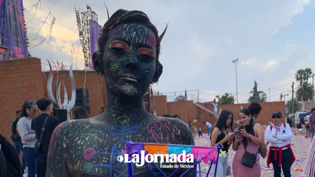 Artesanos llenan de color la Feria Internacional de la Pirotecnia en Tultepec