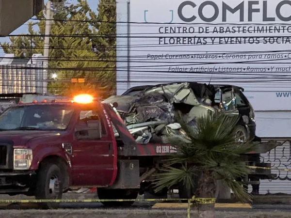 Un vehículo Volkswagen Pointer se estrelló contra uno de los pilares del puente ubicado frente a la Plaza de Toros, sobre el bulevar Felipe Ángeles, dejando al conductor sin vida y a su acompañante lesionada.