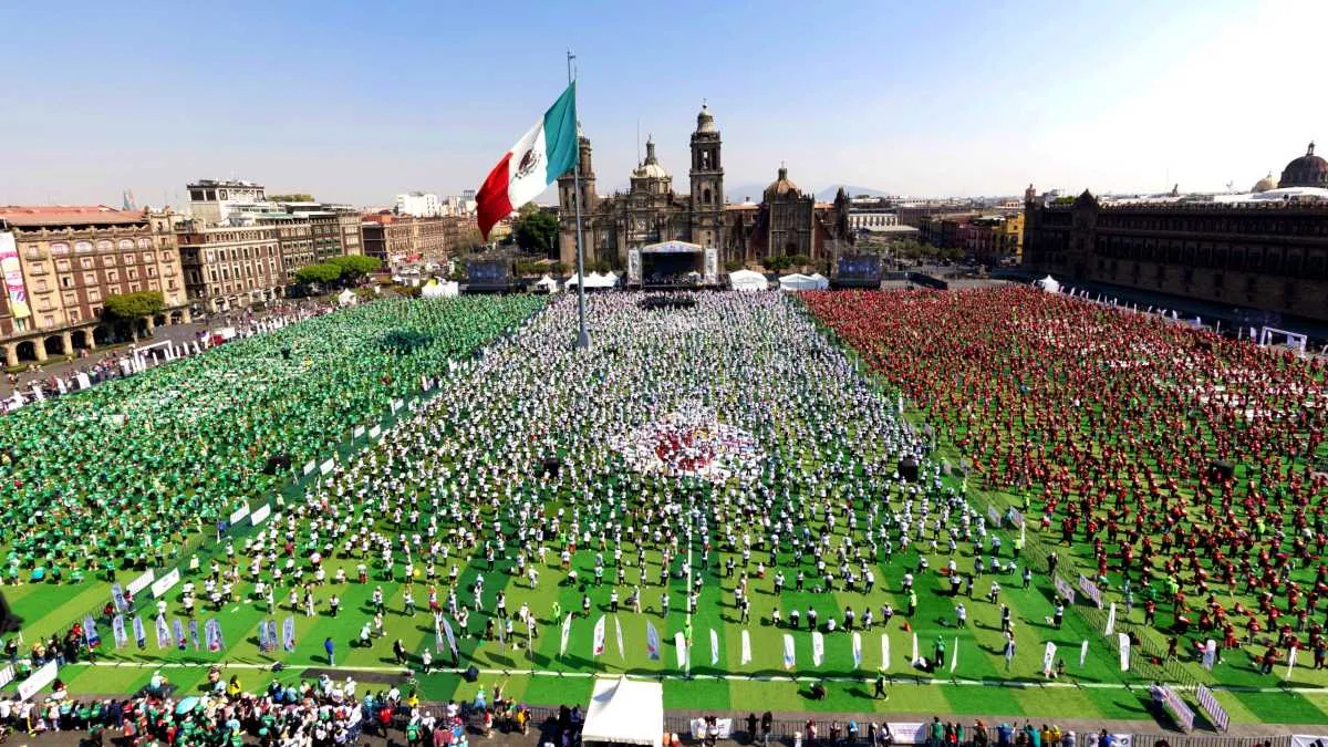 CDMX impone en el Zócalo Récord Guinness con megaclase de futbol