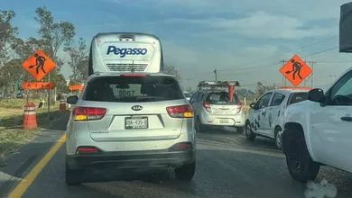 La circulación en la zona es a vuelta de rueda, por lo que se recomienda a los automovilistas buscar rutas alternas.