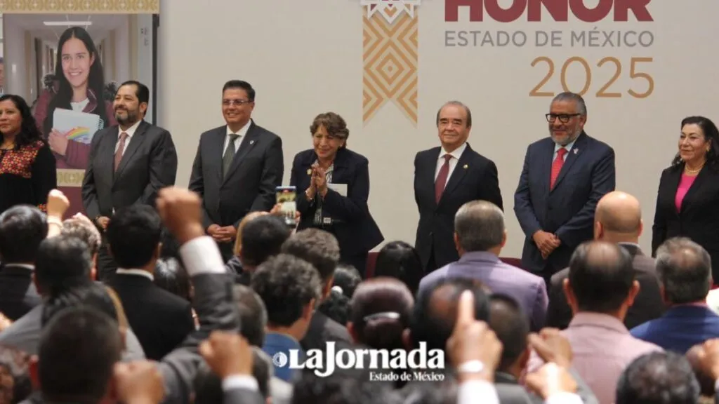 Delfina Gómez anuncia basificación a maestros y entrega Presea Honor
