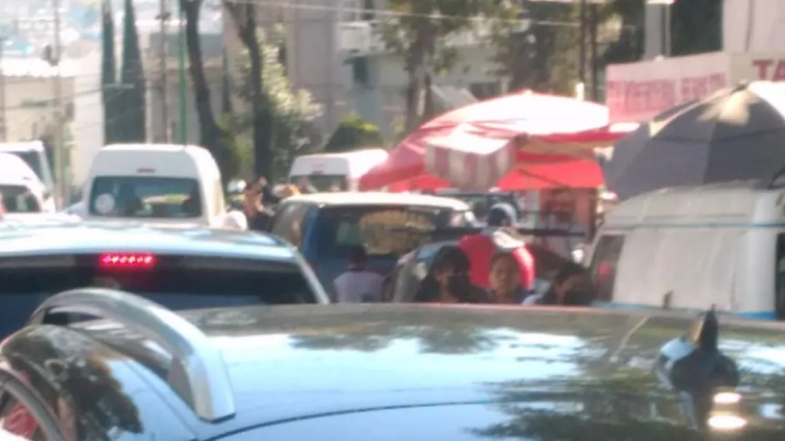 Trabajadores y enfermeras bloquean boulevard Adolfo López Mateos