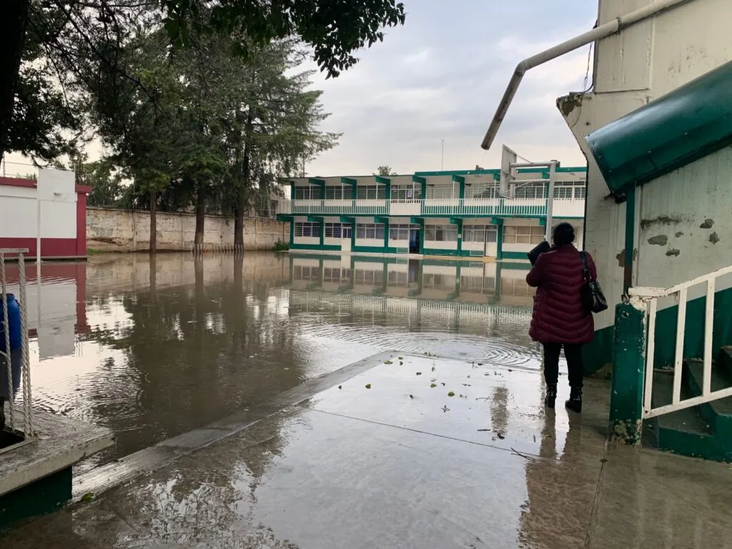 Acolman: 300 niños son rescatados tras inundación en escuela