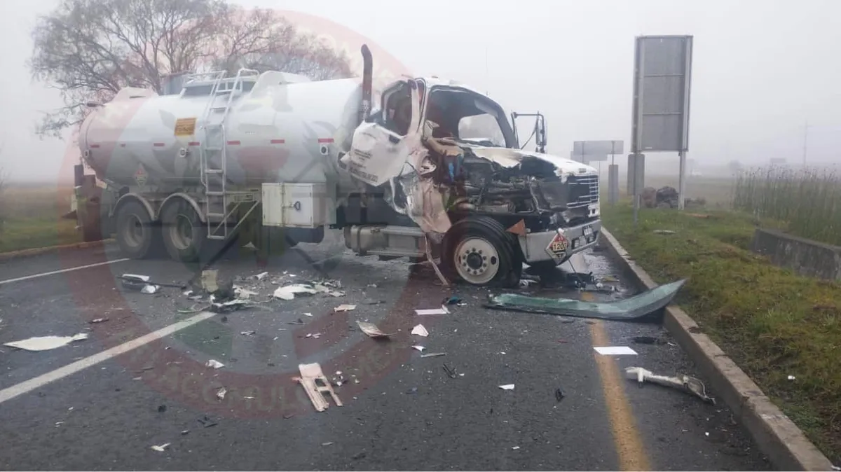 Atlacomulco: Choque de pipa contra torton sobre la Toluca-Atlacomulco