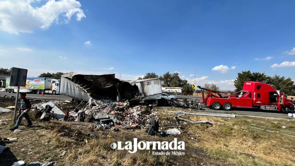 Tráiler calcinado mantiene colapsada la México-Pirámides; van más de 24 horas