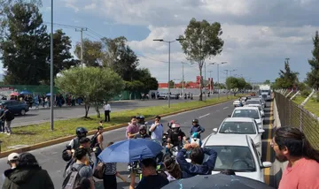 Estudiantes del TESE bloquean Avenida Central en Ecatepec contra aumento de cuotas