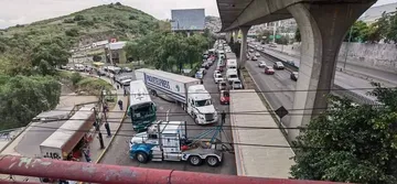 México-Querétaro: Bloquean transportistas en las laterales de la autopista